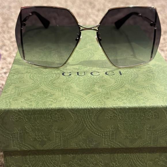Extremely Gently Loved Gucci Sunglasses - Picture 4 of 9